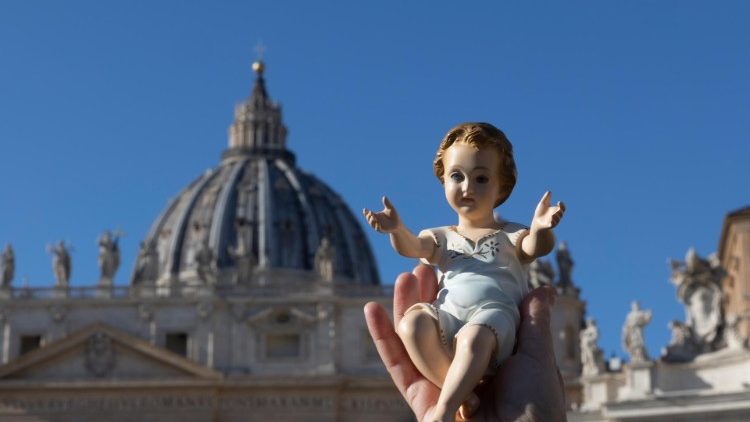 christmas-Rome-blessing-bambinelli